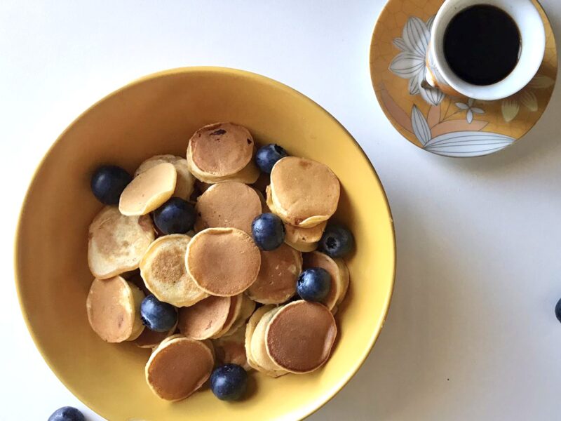 Vanilla mini pancakes with banana